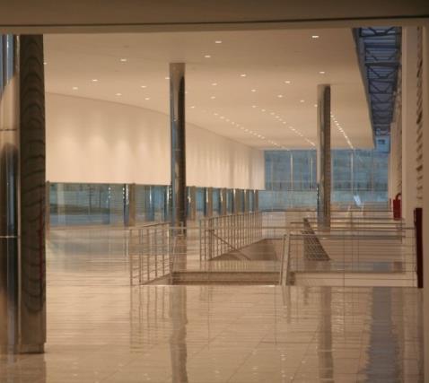 Interior da Expominas com estrutura iluminada