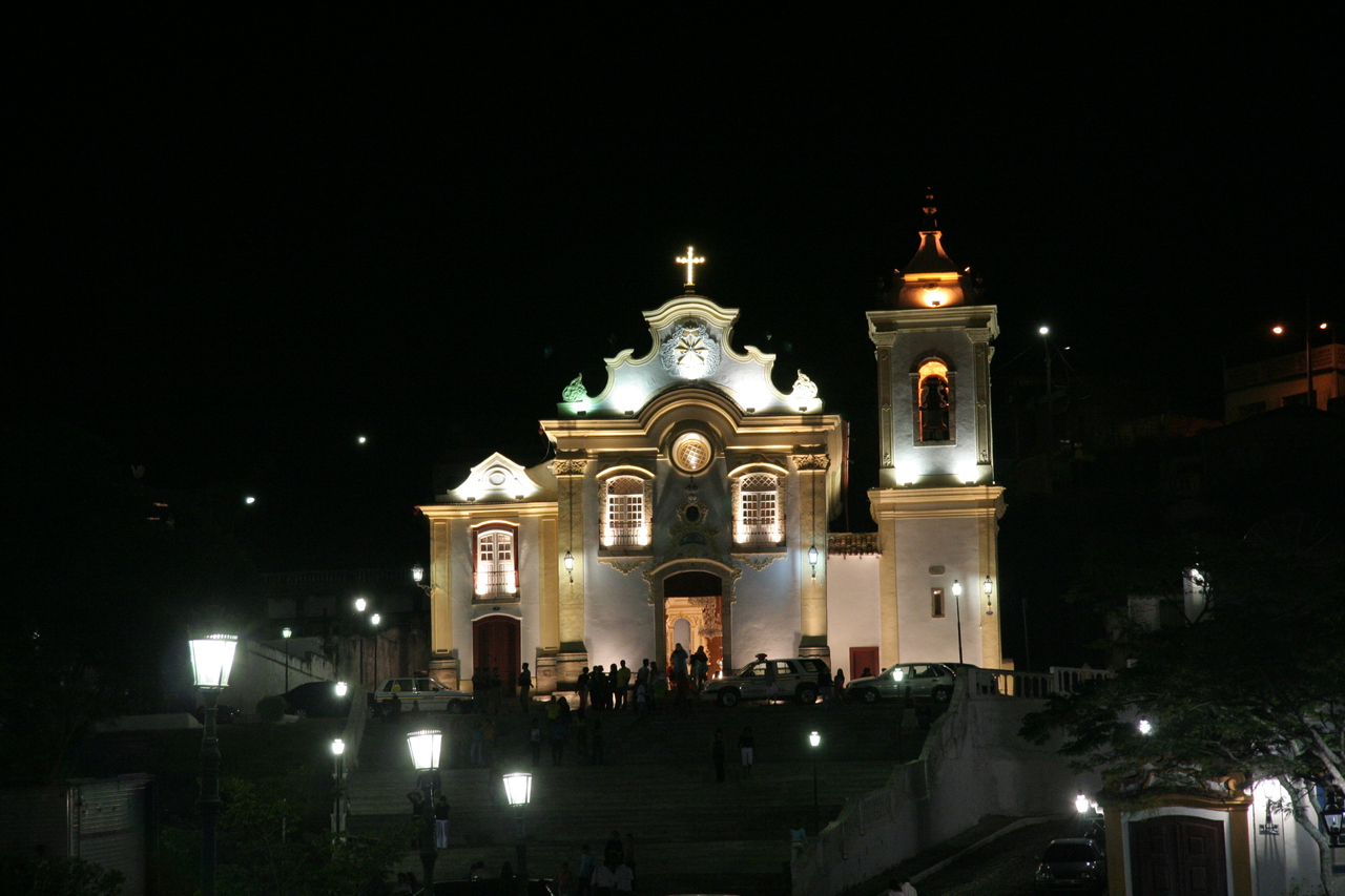 Fachada de igreja iluminada · Minas Gerais