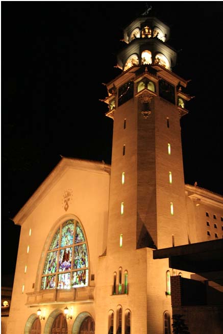 Torre da Igreja do Carmo iluminada à noite