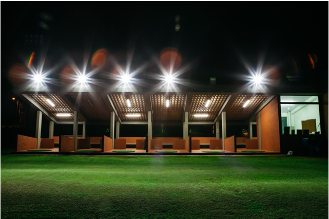 Clubhouse de driving range de golfe iluminado à noite