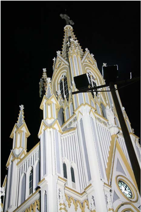 Torre neogótica da Igreja de Lourdes iluminada