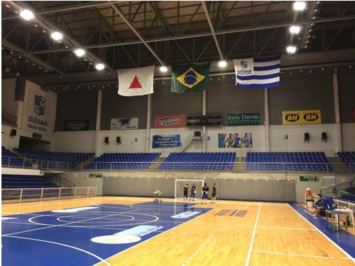 Quadra da arena principal do Minas Tênis Clube com jogo em andamento