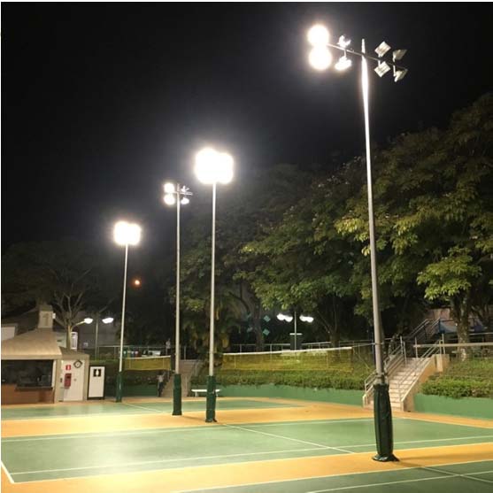 Quadra externa do Minas Tênis Clube iluminada à noite