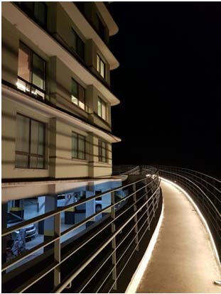 Passarela externa de condomínio em Nova Lima iluminada