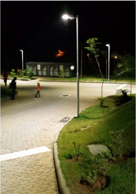 Via interna de condomínio em Nova Lima iluminada à noite