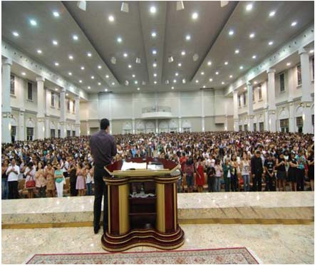 Salão principal de templo lotado, iluminação interna