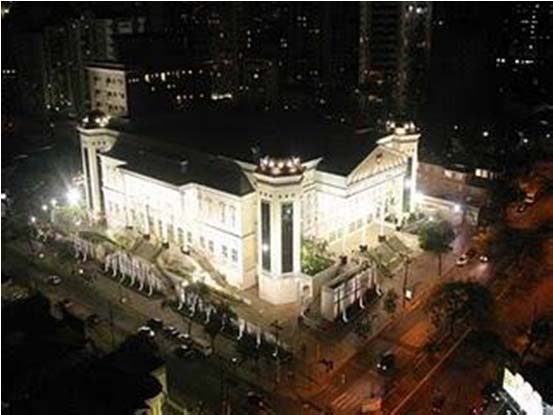 Vista aérea noturna da fachada do templo iluminado