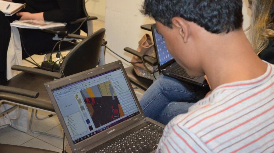 Aluno com o cálculo luminotécnico aberto na tela do DIALux durante o curso